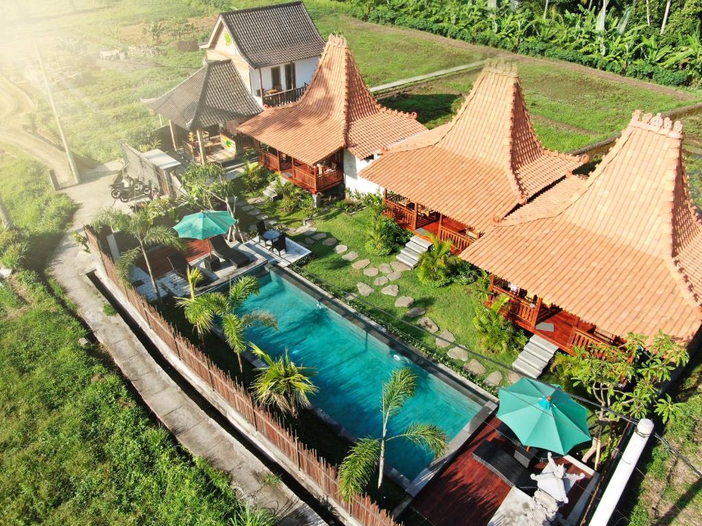een luchtzicht op een huis met een zwembad bij Galang hari villa in Ubud