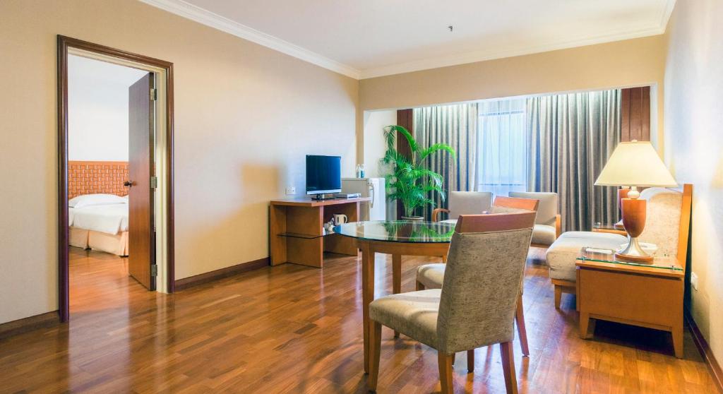 TV a/nebo společenská místnost v ubytování Bayview Hotel Melaka