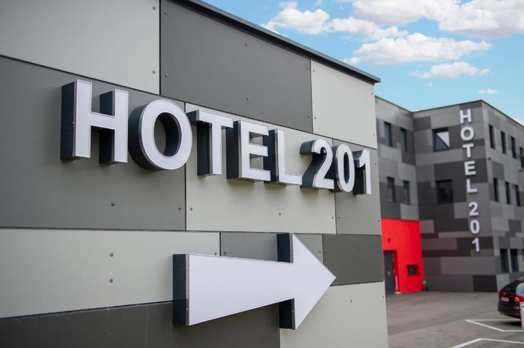 un panneau d'hôtel sur le côté d'un bâtiment dans l'établissement Hotel L201 - 24h self-check in, à Gablitz