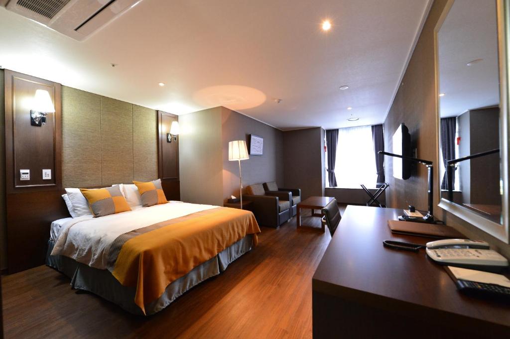 Postel nebo postele na pokoji v ubytování Haeden Hotel High End Suwon