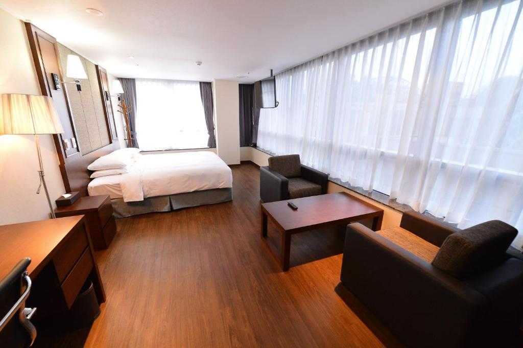 Postel nebo postele na pokoji v ubytování Haeden Hotel High End Suwon