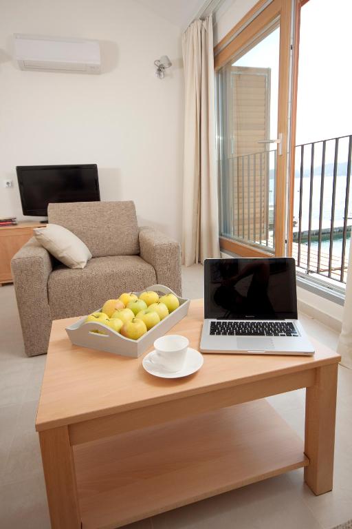 Televízia a/alebo spoločenská miestnosť v ubytovaní Eol Apartments Viganj