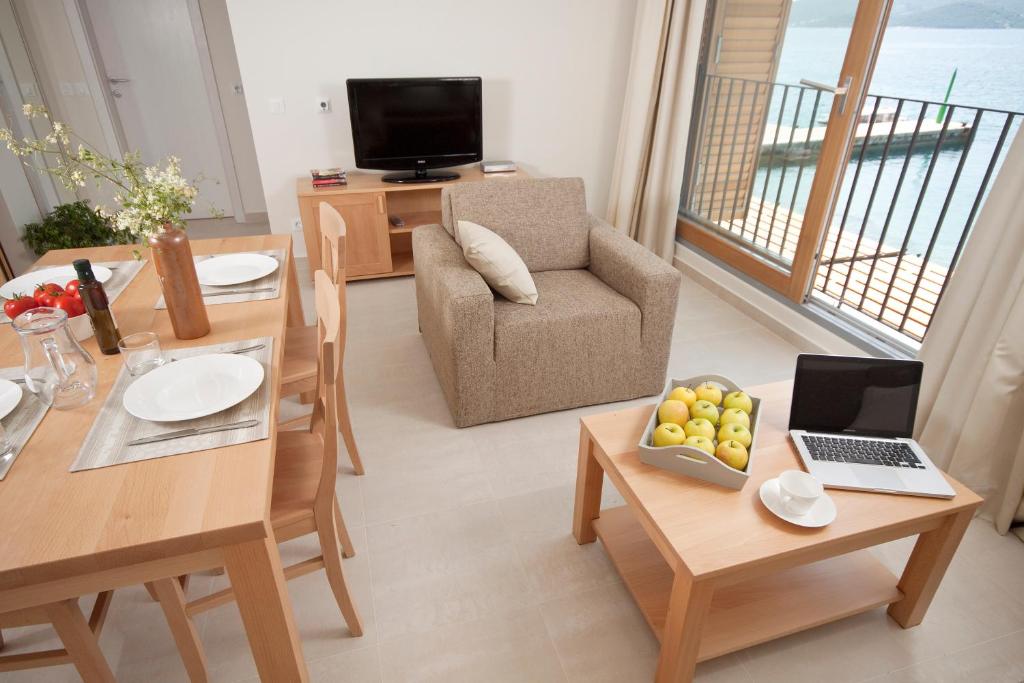 Televízia a/alebo spoločenská miestnosť v ubytovaní Eol Apartments Viganj