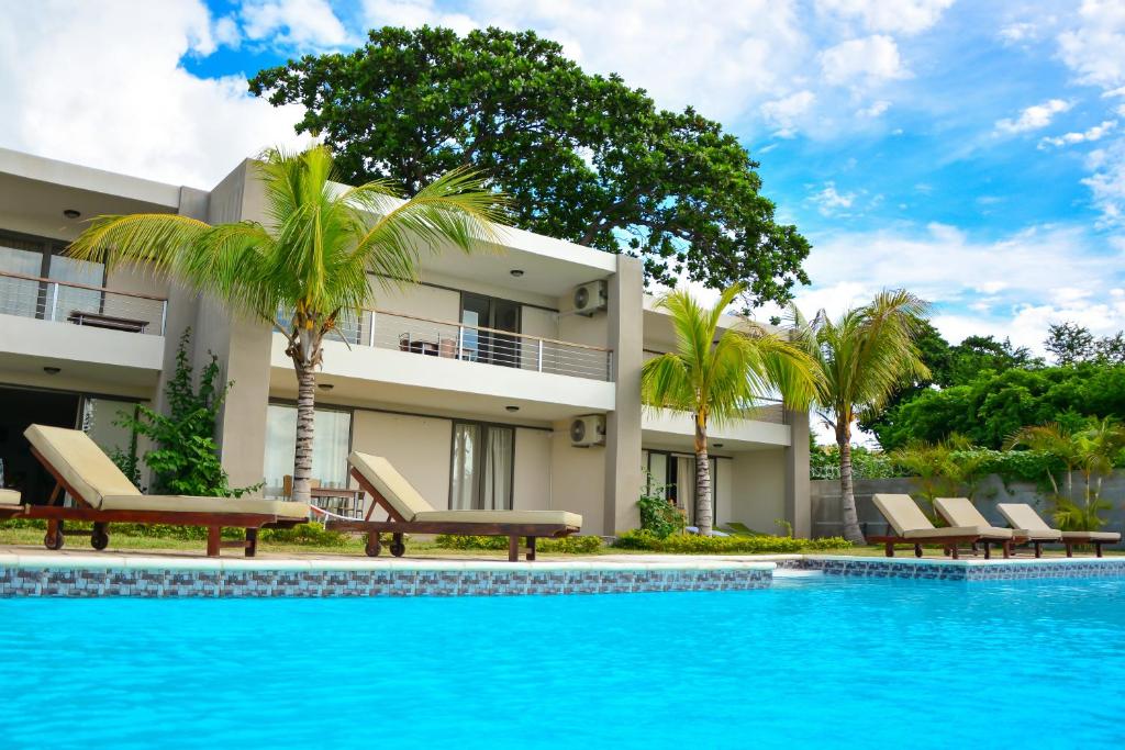 een hotel met een zwembad voor een gebouw bij Résidence Riva Bella in Port Louis