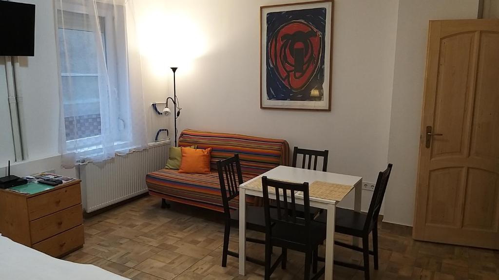 uma sala de estar com uma mesa e um sofá em Ó-Újlak Apartman em Budapeste