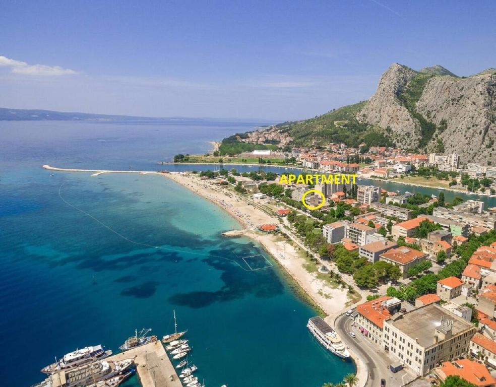 una vista aérea de una playa cerca del agua en AP PUNTA next to sandy beach, apartment with garden, en Omiš