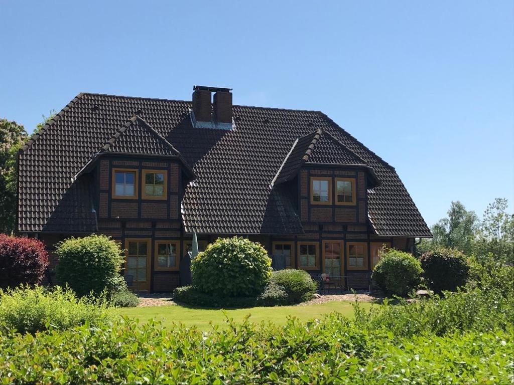 brązowy dom z czarnym dachem w obiekcie Bauernhof Hopp w mieście Vadersdorf