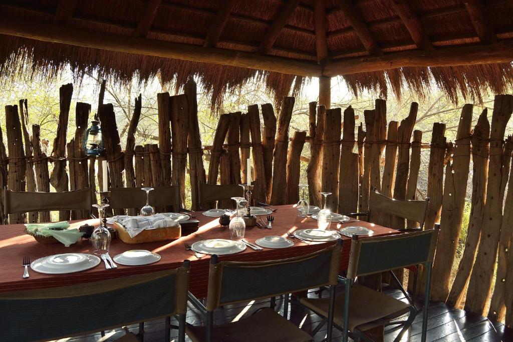 Restaurace v ubytování Quatermain's 1920's Safari Camp – Amakhala Game Reserve