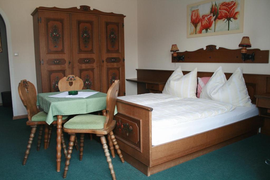 Postel nebo postele na pokoji v ubytování B&B Goldener Stern