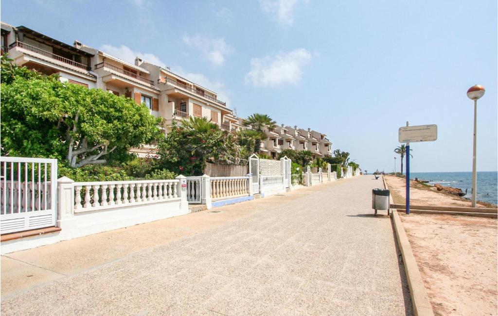 una acera junto a una playa con edificios y el océano en Lovely Home In Santa Pola With House Sea View, en Santa Pola