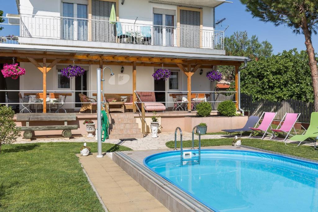 een huis met een zwembad in de tuin bij Apartment Twisting By The Private Pool in Zadar