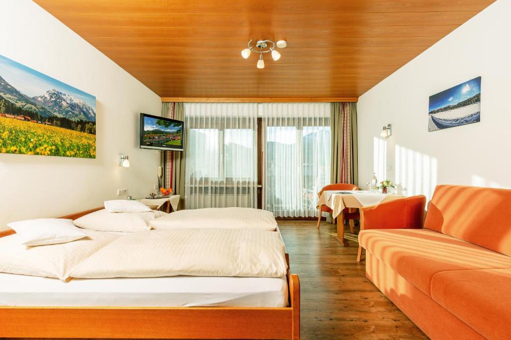 Postel nebo postele na pokoji v ubytování Gästehaus Flora