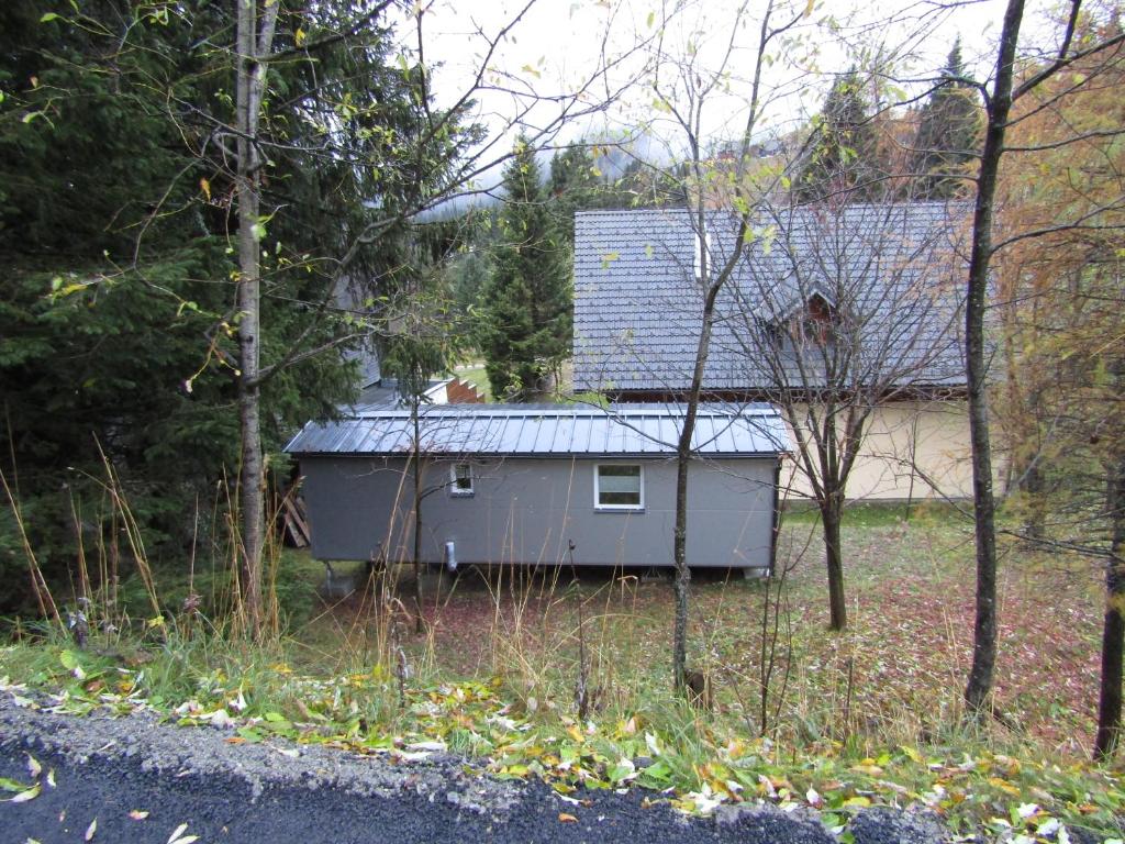 małą chatę na środku podwórka w obiekcie Mobilheim Adler Horst w mieście Lachtal