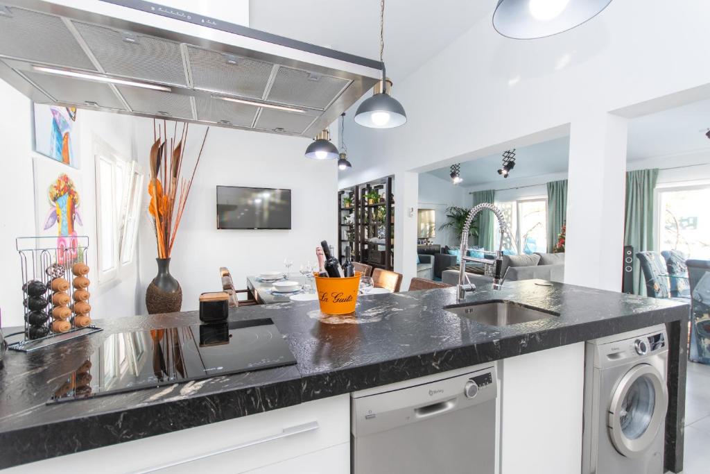 A kitchen or kitchenette at Cubo's Cozy & Modern Sol de Malaga