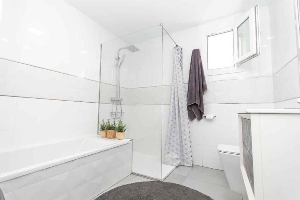 A bathroom at Cubo's Cozy & Modern Sol de Malaga