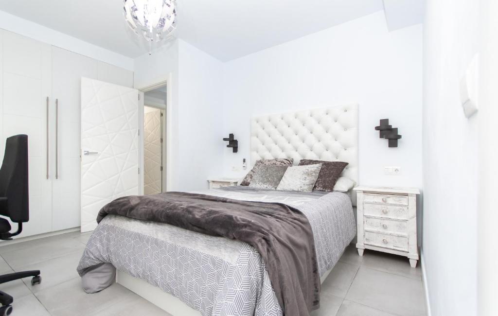 A bed or beds in a room at Cubo's Cozy & Modern Sol de Malaga