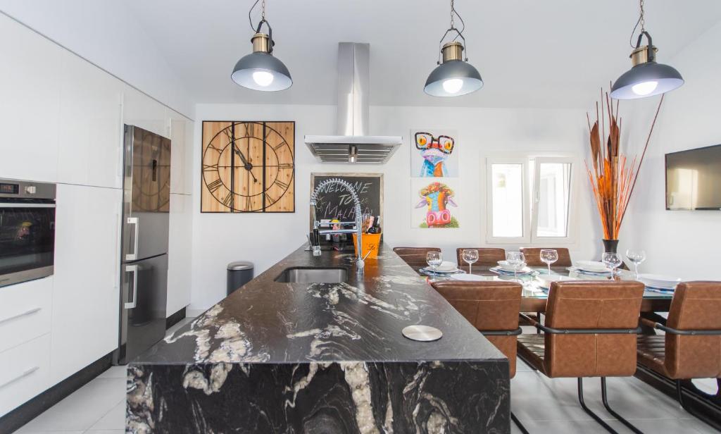 A television and/or entertainment centre at Cubo's Cozy & Modern Sol de Malaga
