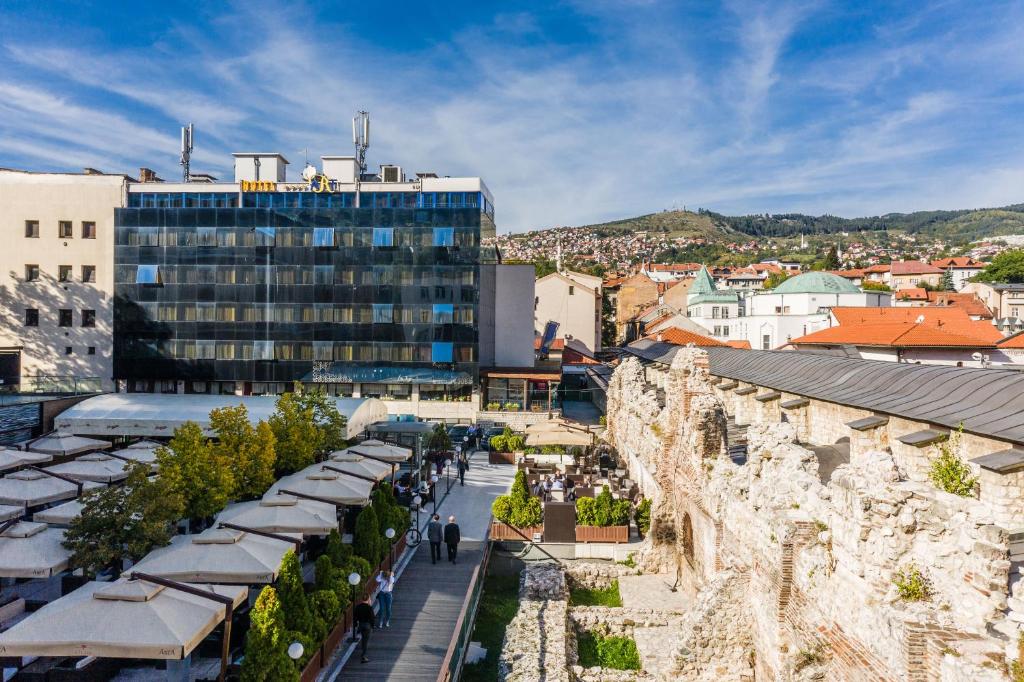 Nespecifikovaný výhled na hory nebo výhled na hory při pohledu z hotelu