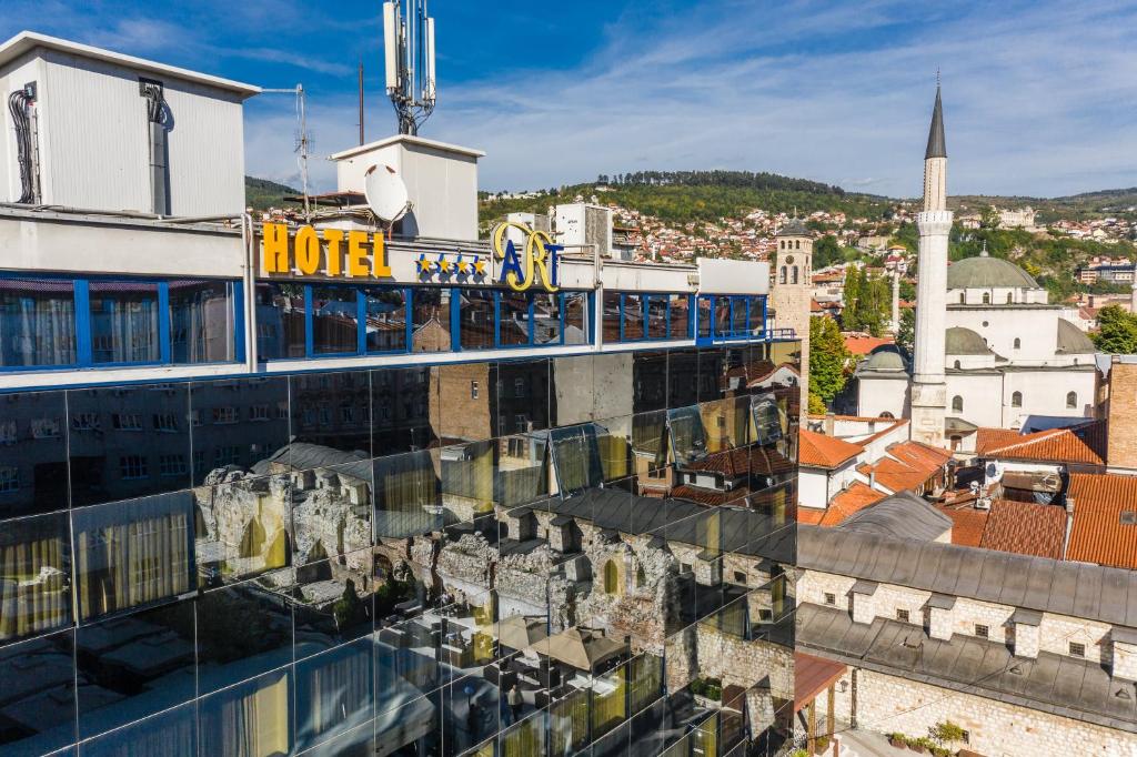 einen Blick auf die Stadt vom Dach eines Gebäudes in der Unterkunft Hotel Art in Sarajevo