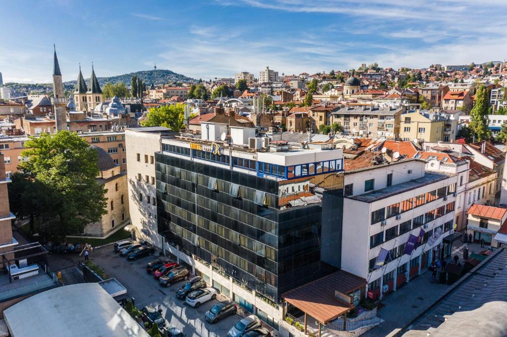 Nespecifikovaný výhled na destinaci Sarajevo nebo výhled na město při pohledu z hotelu