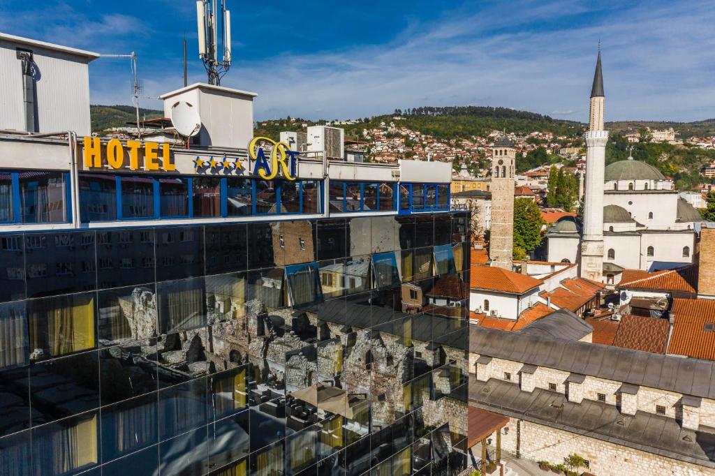 Nespecifikovaný výhled na hory nebo výhled na hory při pohledu z hotelu