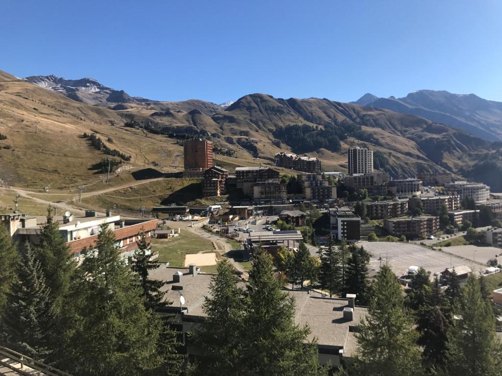 vistas a una ciudad con montañas en el fondo en Boost Your Immo Orcières 249, en Orcières