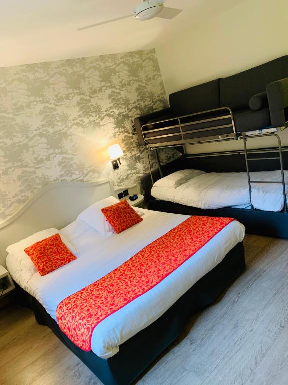 Postel nebo postele na pokoji v ubytování Cit'Hotel - Hotel Le Cèdre