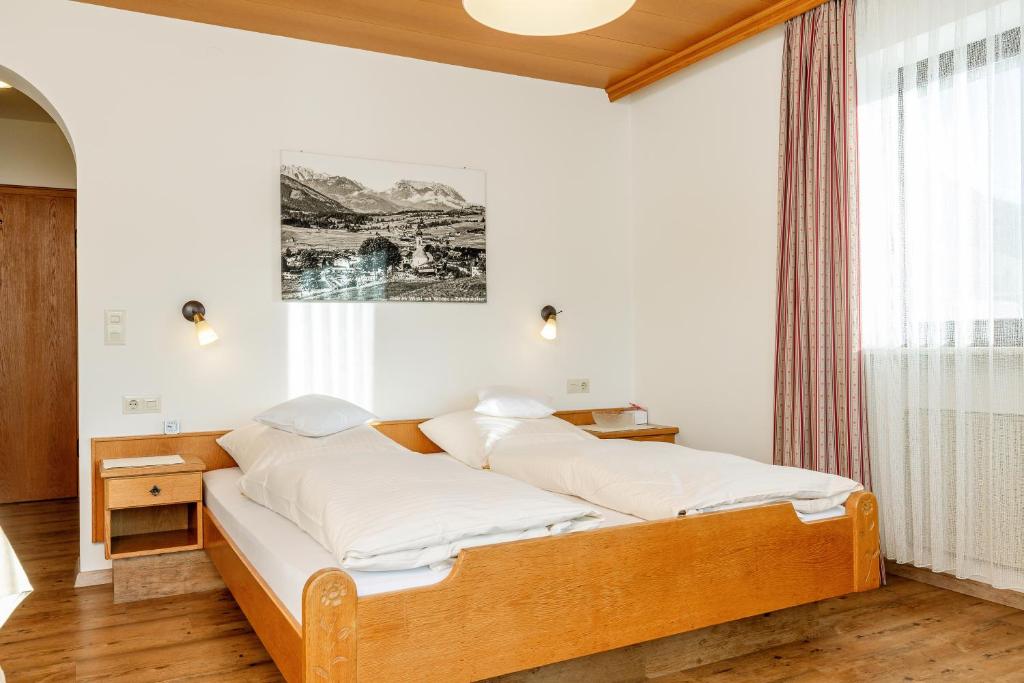 Postel nebo postele na pokoji v ubytování Gästehaus Flora
