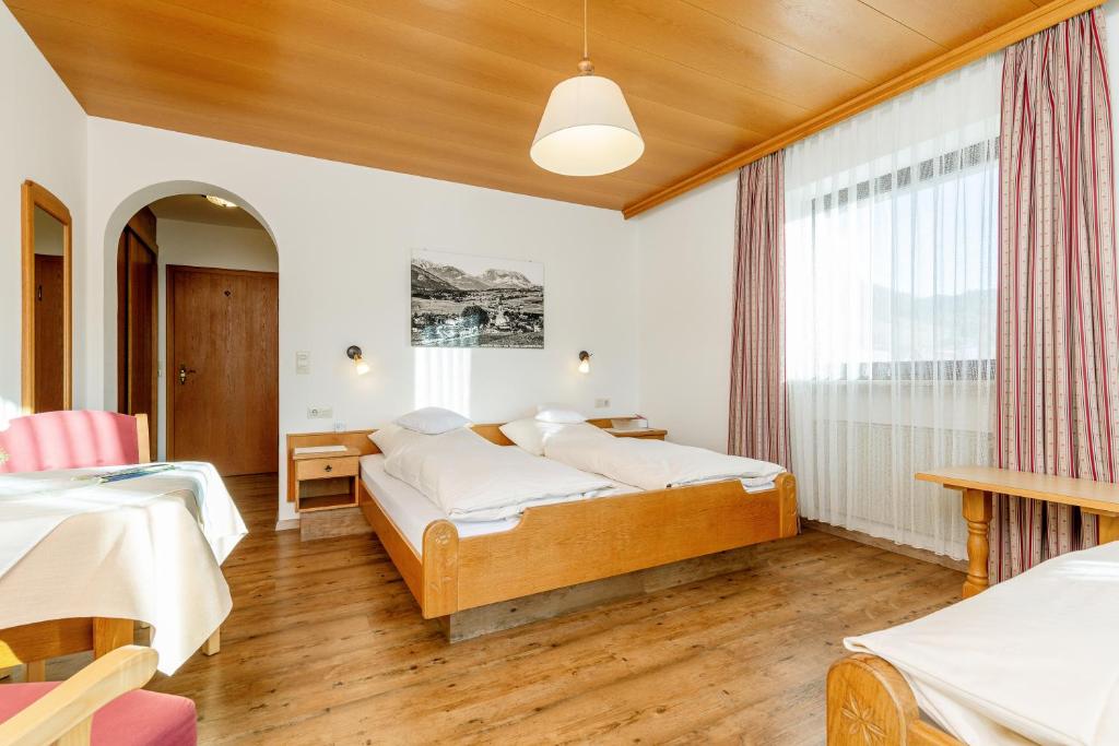 Postel nebo postele na pokoji v ubytování Gästehaus Flora
