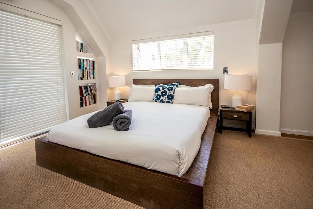 6 Siesta - Stunning 2 bed top floor apartment with sea views, Cape Town, South Africa