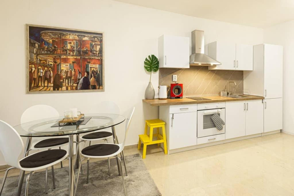 Kuchyňa alebo kuchynka v ubytovaní Spacious stylish studio up to 4ppl close to centre