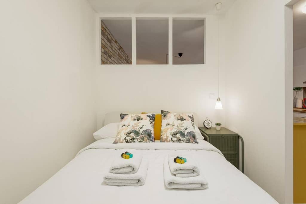 Posteľ alebo postele v izbe v ubytovaní Spacious stylish studio up to 4ppl close to centre