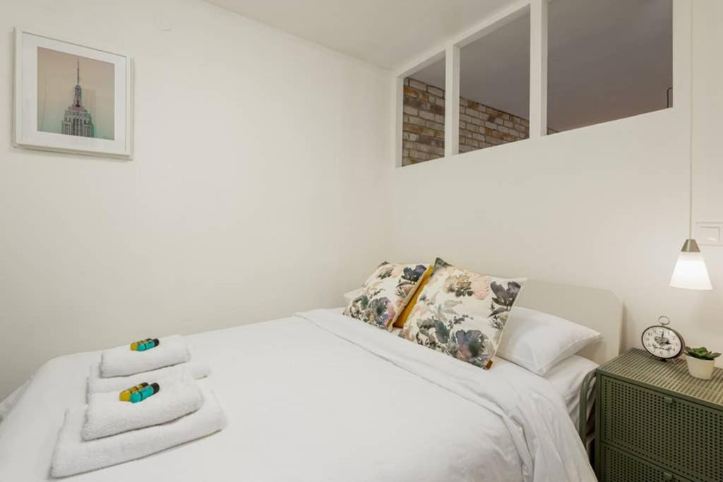Posteľ alebo postele v izbe v ubytovaní Spacious stylish studio up to 4ppl close to centre