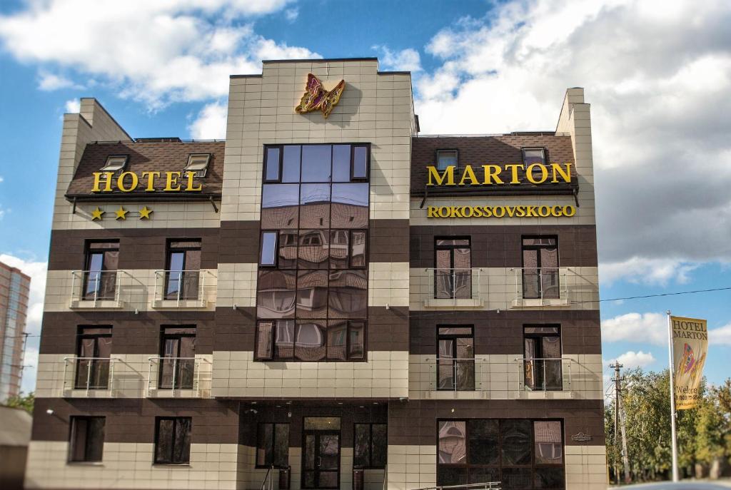 ヴォルゴグラードにあるHotel Marton Rokossovskogoのホテルの上に看板があります。