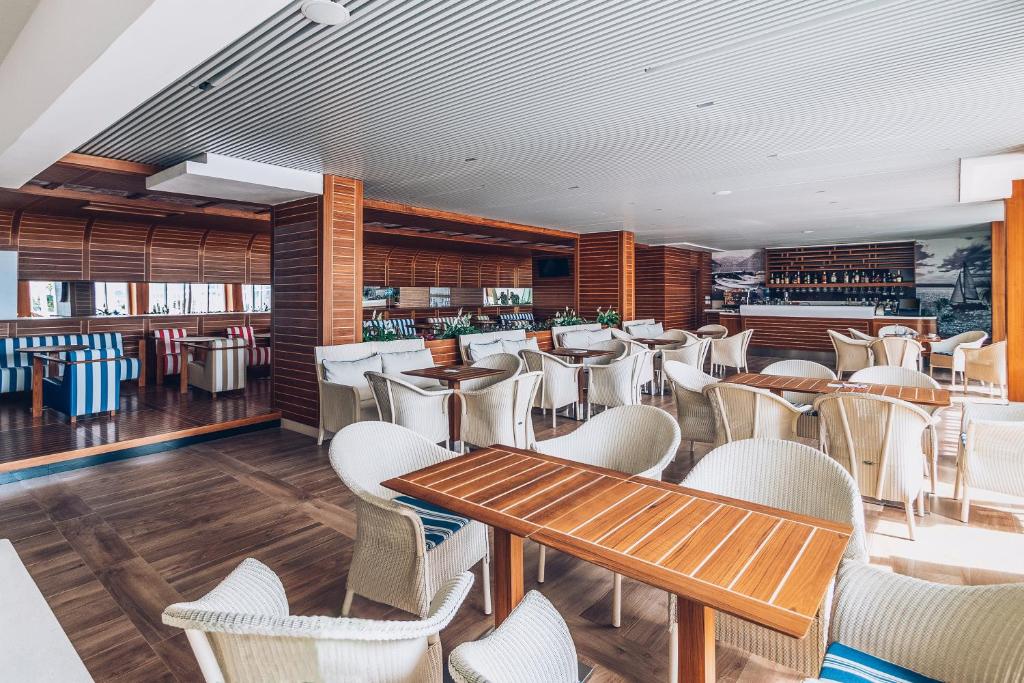 Restaurace v ubytování Carine Hotel Delfin