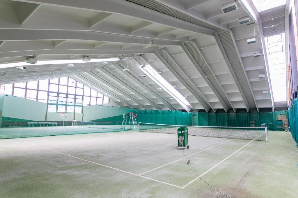 Tenis alebo squash v ubytovaní Vitalhotel Gosau alebo jeho okolí