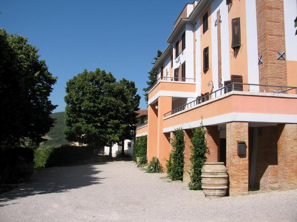 a building with a balcony on the side of it at Agriturismo Villa Rancio in Passignano sul Trasimeno