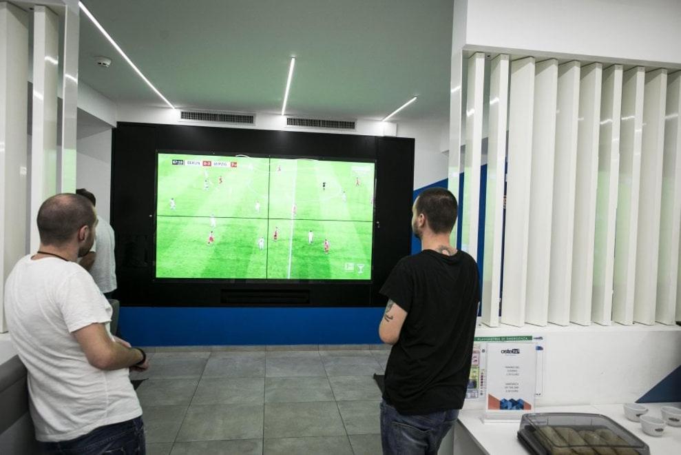 Televízia a/alebo spoločenská miestnosť v ubytovaní Ostelzzz Milano