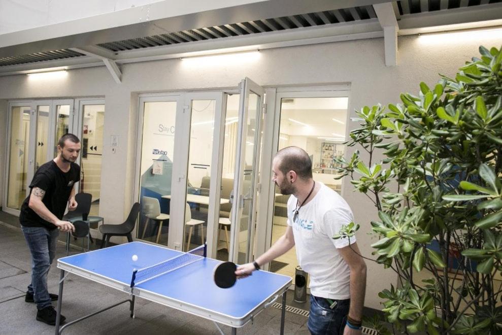 Stolný tenis v ubytovaní Ostelzzz Milano alebo v jeho okolí