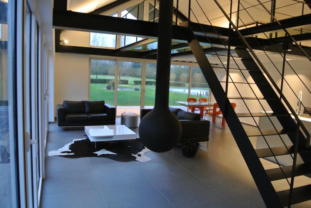 a living room with a couch and a table at La Maison Contemporaine in Namur