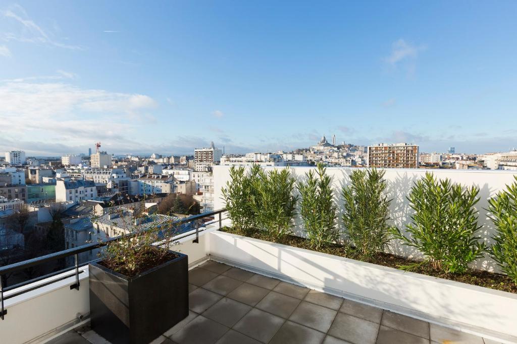 een balkon met uitzicht op de stad bij Simon's Boutique Hôtel in Parijs