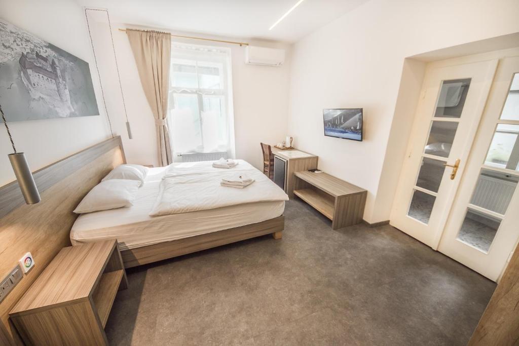 Postel nebo postele na pokoji v ubytování OH Apartments & Rooms