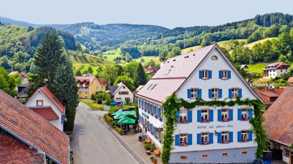 una vista aérea de una ciudad en las montañas en Goldener Adler Oberried - Hotel & Appartements, en Oberried