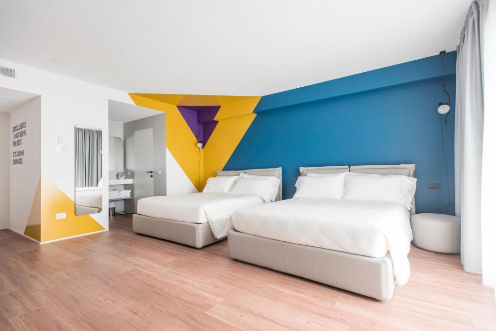 Postel nebo postele na pokoji v ubytování HOODY ACTIVE & HAPPINESS HOTEL