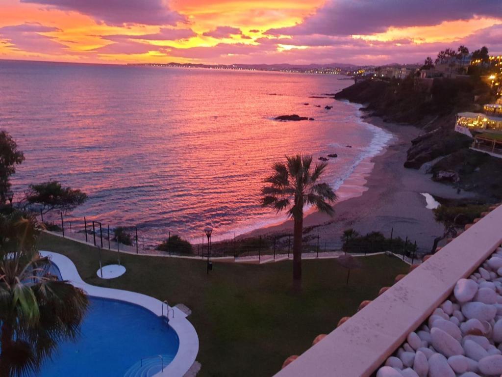 ベナルマデナにあるMagnifico Sea View Apartment Costa del Solのバルコニーから海の夕日を望めます。