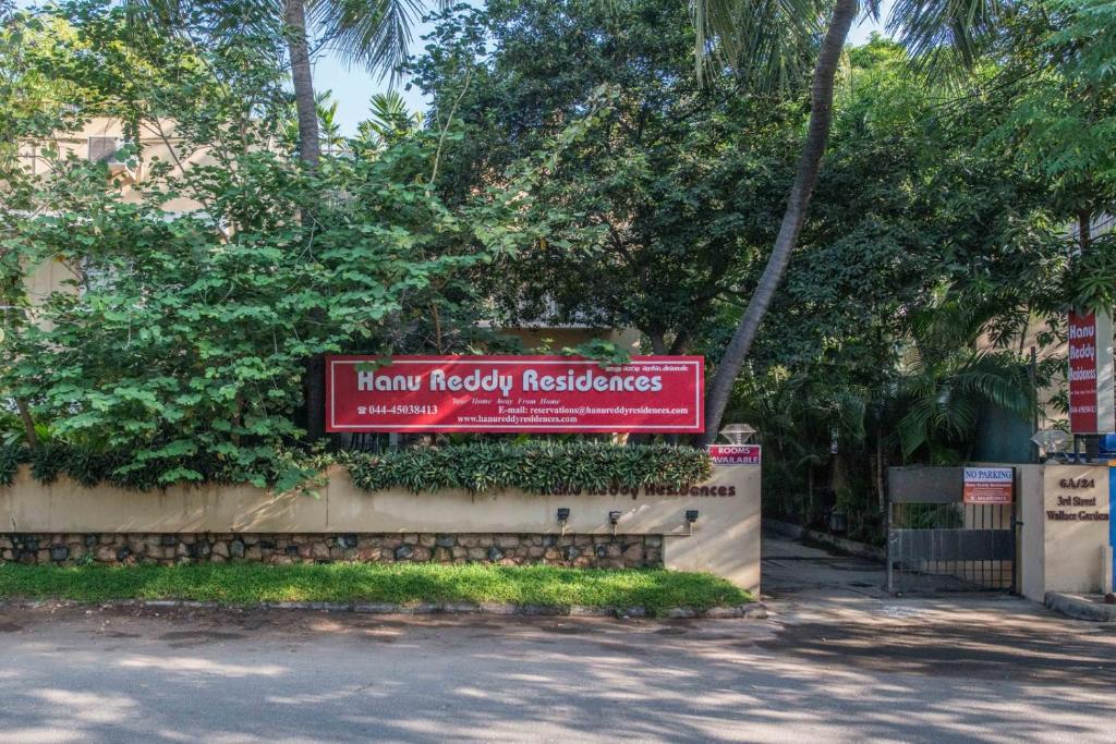 un panneau pour un hôpital de thérapie sur un mur dans l'établissement Hanu Reddy Residences Wallace Garden, à Chennai