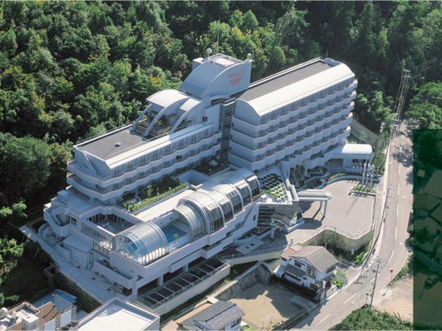 eine Luftansicht eines großen weißen Gebäudes in der Unterkunft The Gran Resort Princess Arima in Kōbe