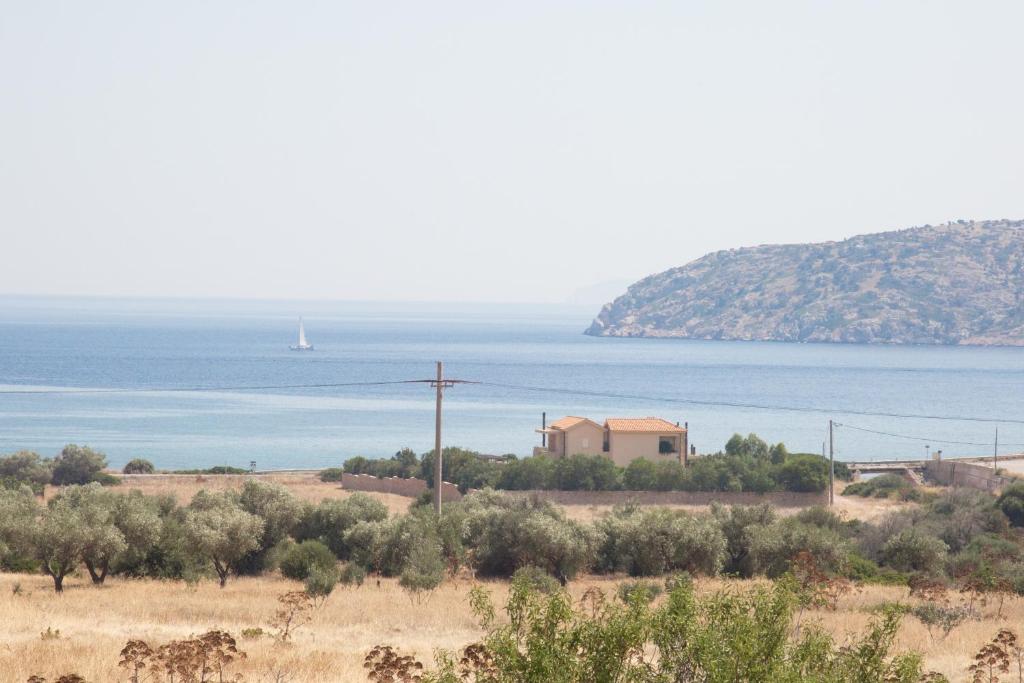 widok na ocean z łodzią w oddali w obiekcie Sounio Mare w mieście Sunion