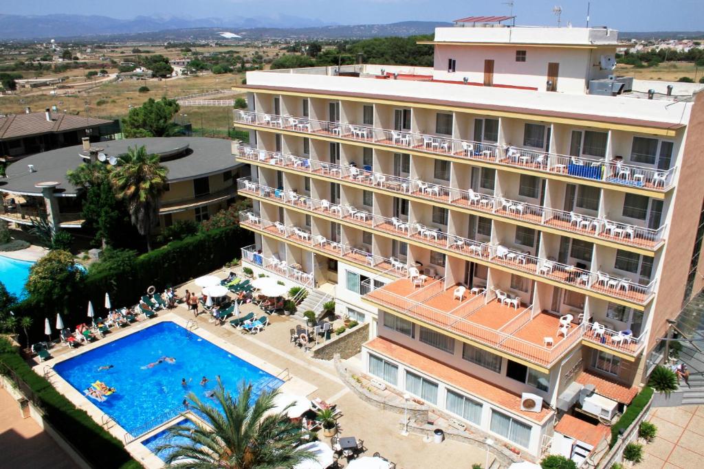uma vista aérea de um hotel com uma piscina em Hotel Don Miguel Playa em Playa de Palma