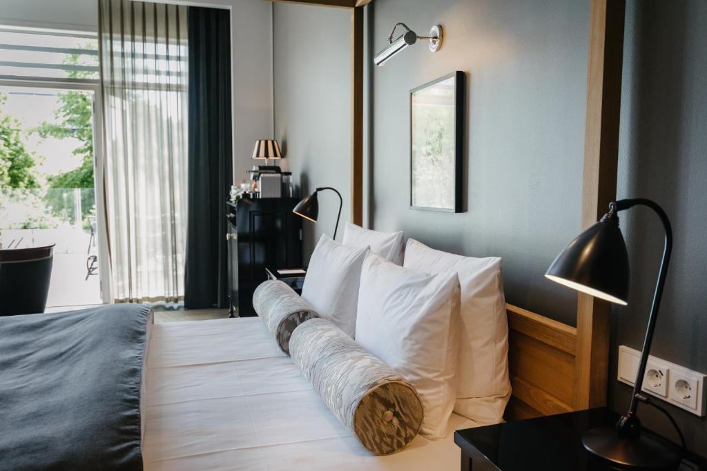 Postel nebo postele na pokoji v ubytování Nimb Hotel